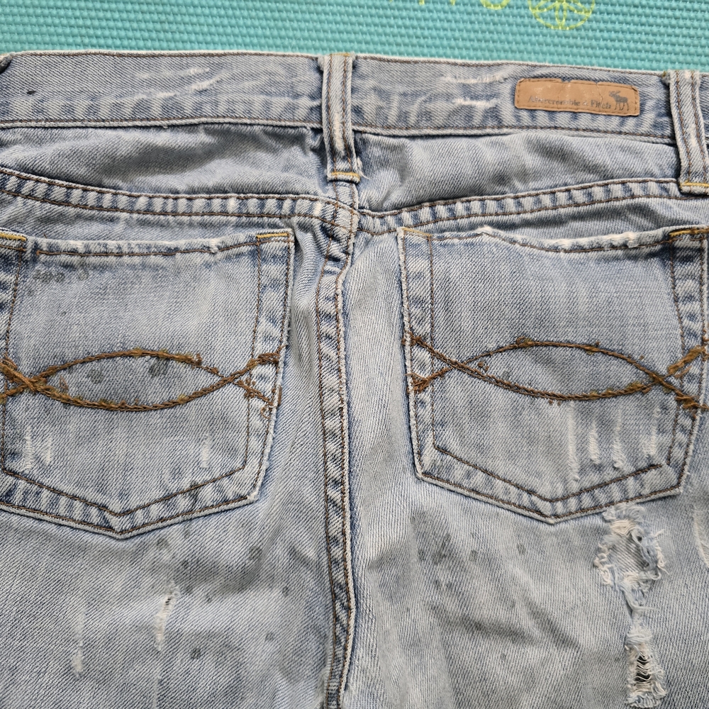 Distressed Light Blue Jeans with Embroidered Pockets